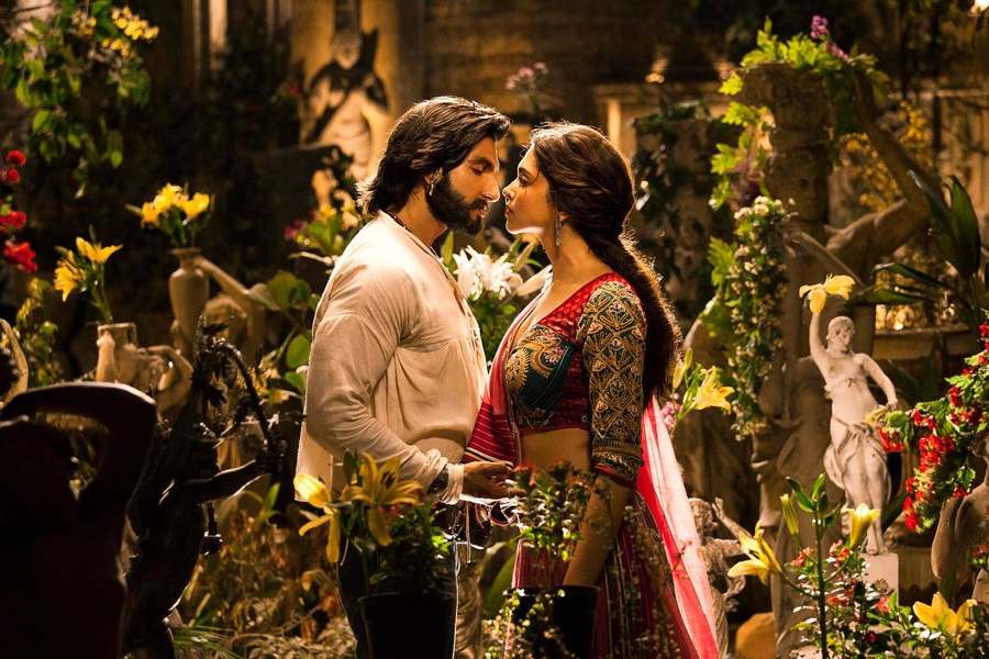 বলি ইন্ডাস্ট্রির সব নায়িকাদের স্বপ্ন থাকে সঞ্জয় লীলা ভনসালির সঙ্গে কাজ করার। কিন্তু ক্যাটরিনা সেই সুযোগ পেয়েও হারিয়েছিলেন। ২০১৩ সালে মুক্তি পায় ‘গোলিয়োঁ কি রাসলীলা: রামলীলা’। রণবীর সিংহ এবং দীপিকা পাড়ুকোন এই ছবিতে অভিনয় করেছিলেন।