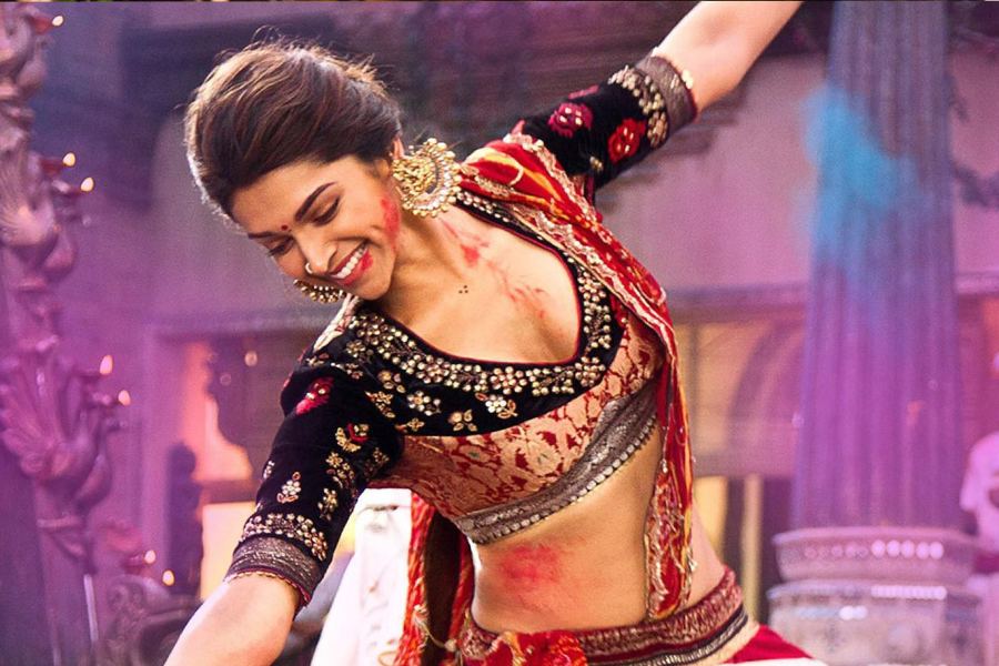 বক্স অফিস থেকে ২০০ কোটি টাকা উপার্জন করা ওই ছবিতে ‘লীলা’ চরিত্রের জন্য প্রথমে ক্যাটরিনাকে পছন্দ করেছিলেন ছবি নির্মাতারা। কিন্তু কোনও এক অজানা কারণে প্রস্তাব খারিজ করে দেন অভিনেত্রী। তার পর সেই প্রস্তাব যায় দীপিকার কাছে।