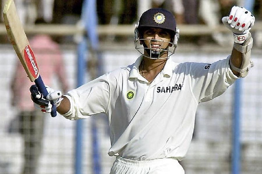 প্রথম ম্যাচে ড্র হলেও দ্বিতীয় ম্যাচ ২৩৯ রানের ব্যবধানে জিতে সিরিজ পকেটে পুরে নেয় রাহুল দ্রাবিড়ের ভারত।