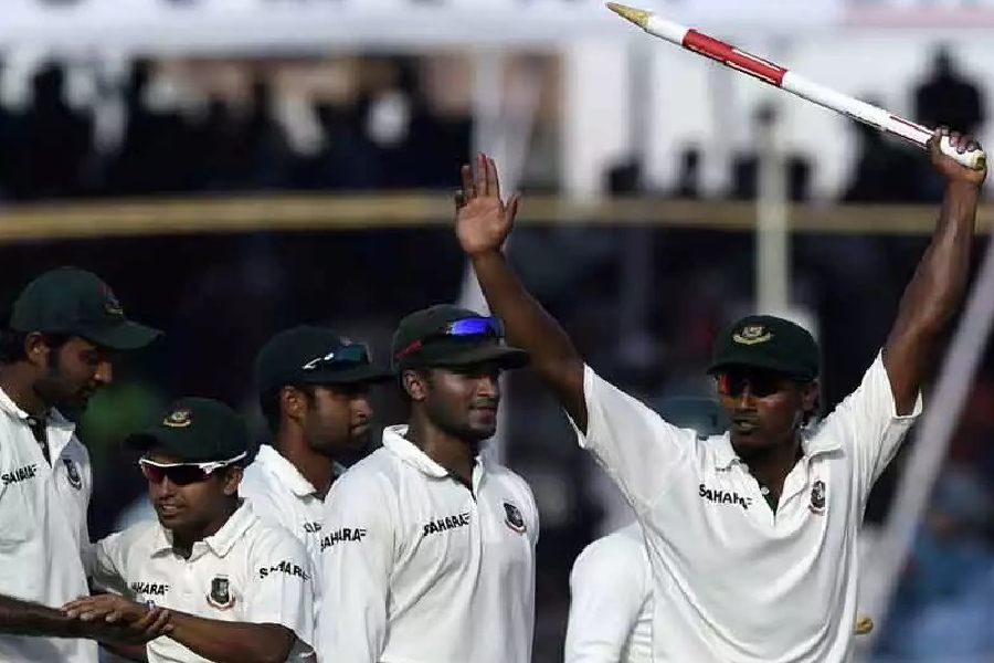 ২০১৫ সালে একটি টেস্ট ম্যাচ খেলা হয় দুই দেশের মধ্যে। সেই ম্যাচটি ড্র হয়েছিল। প্রথম ইনিংসে ৬ উইকেটে ৪৬২ রান তুলে ডিক্লেয়ার করে ভারত। জবাবে ব্যাট করতে নেমে ২৫৬ রানে বাংলাদেশ অল আউট হয়ে যায়। এর পর ফলো-অন খেলতে নেমেছিলেন মুশফিকুর রহিমরা। শেষ পর্যন্ত ম্যাচ ড্র হয়।