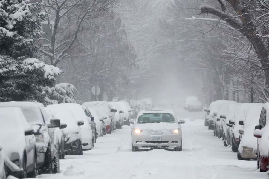 বড়দিনের আগে থেকেই ‘বম্ব সাইক্লোনের’ দাপটে জবুথবু আমেরিকা। এই প্রাকৃতিক বিপর্যয়ের সতর্কবার্তা জারি করা হয়েছে কানাডাতেও। জো বাইডেনের দেশে অন্তত ২২ জনের মৃত্যু হয়েছে বলে দাবি বিবিসি-র। চলছে প্রবল তুষারপাতও। সঙ্গে ঝোড়ো হাওয়া। বহু জায়গায় তাপমাত্রা নেমে গিয়েছে হিমাঙ্ক থেকে ৪৫ ডিগ্রি নীচে।