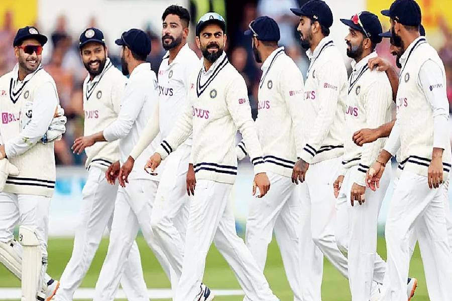 মীরপুরের আগে ভারত-বাংলাদেশ প্রথম ম্যাচটি হয় চট্টগ্রামে। প্রথমে ব্যাট করে ৪০৪ রান তোলে ভারত। জবাবে বাংলাদেশের সব উইকেট পড়ে যায় মাত্র ১৫০ রানে। দ্বিতীয় ইনিংসে ২৫৮ রান করে ডিক্লেয়ার করে দেয় ভারত।