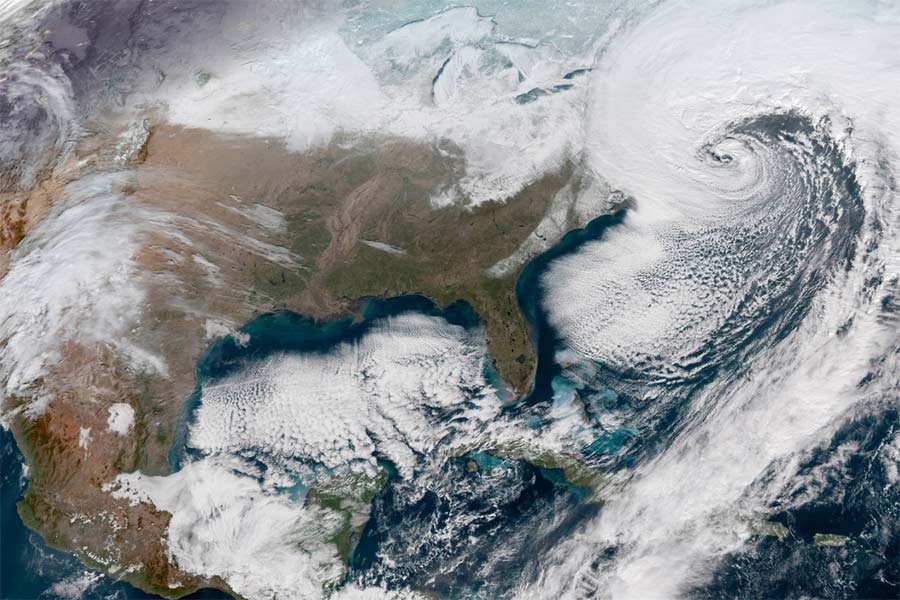 ‘বম্ব সাইক্লোন’ আসলে কী? ঘূর্ণিঝড় থেকে কতটা আলাদা বলা যায় একে? সে সব জানানোর আগে এর জেরে বিপর্যস্ত পরিস্থিতির দিকে নজর দেওয়া যাক।