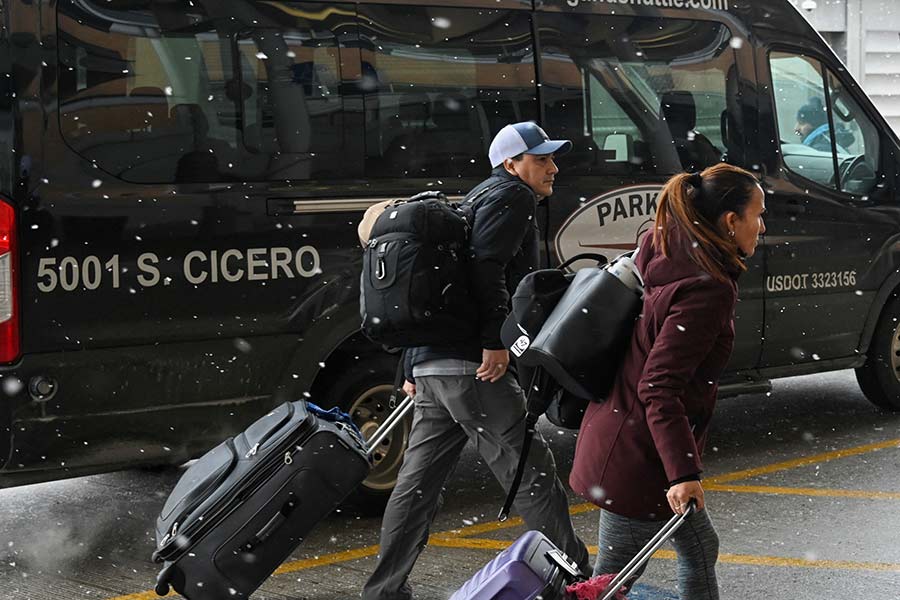 বিবিসি-র একটি প্রতিবেদন অনুযায়ী, ‘বম্ব সাইক্লোনের’ কবলে পড়েছেন আমেরিকায় অন্তত ২০ কোটি বাসিন্দা। শুক্রবার পর্যন্ত ১৫ লক্ষের ঘরবাড়ি বিদ্যুৎহীন। দুর্যোগপূর্ণ আবহাওয়ায় হাজার হাজার উড়ান বাতিল করা হয়েছে।