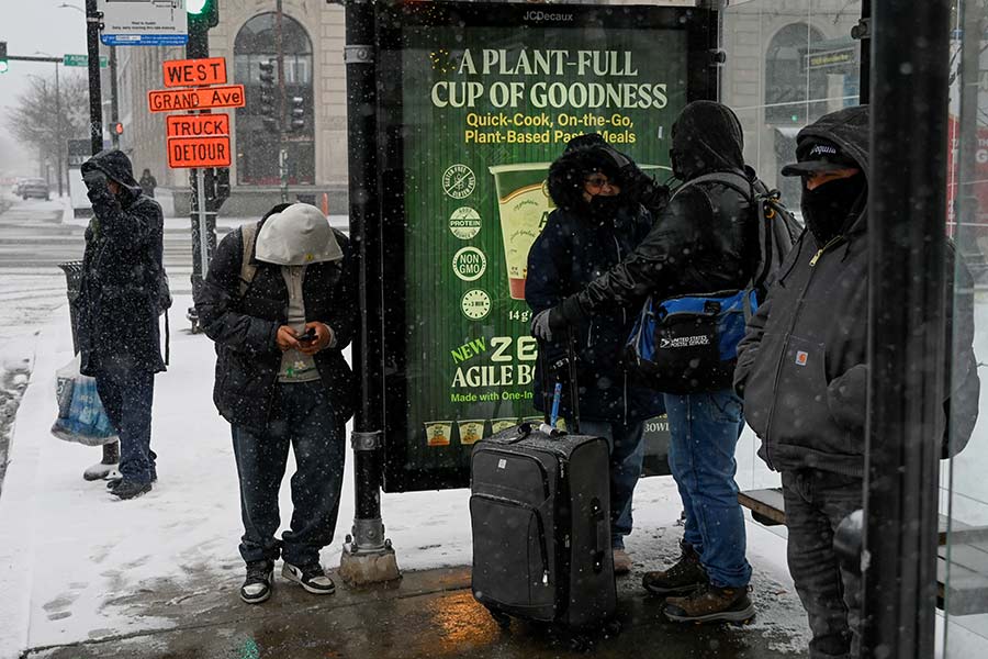 আমেরিকা জুড়ে ১৯ জনের প্রাণ কেড়েছে ‘বম্ব সাইক্লোন’। দুর্যোগের আবহাওয়ার জেরে ওহায়োর স্টেট হাইওয়েতে ৫০টি গাড়ির দীর্ঘ লাইনে পর পর ধাক্কা লেগে মারা গিয়েছেন অন্তত ৪ জন। এই সময় দুর্ঘটনায় মৃত্যু দেখেছে ওকলাহোমা, মিসৌরি এবং টেক্সাসও।