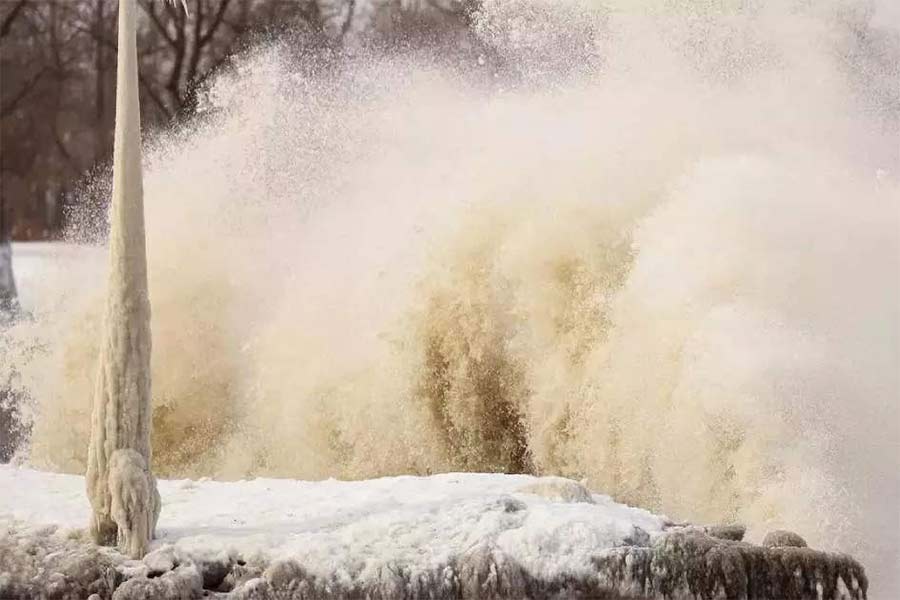 আমেরিকার পেনসিলভেনিয়া এবং মিশিগানে ভারী তুষারপাতের পূর্বাভাস রয়েছে। অন্য দিকে, বাফেলো এবং নিউ ইয়র্কে কমপক্ষে ৩৫ ইঞ্চি তুষারপাতের সম্ভাবনা রয়েছে। যার জেরে দৃশ্যমানতা শূন্যে নেমে যেতে পারে বলে আশঙ্কা।