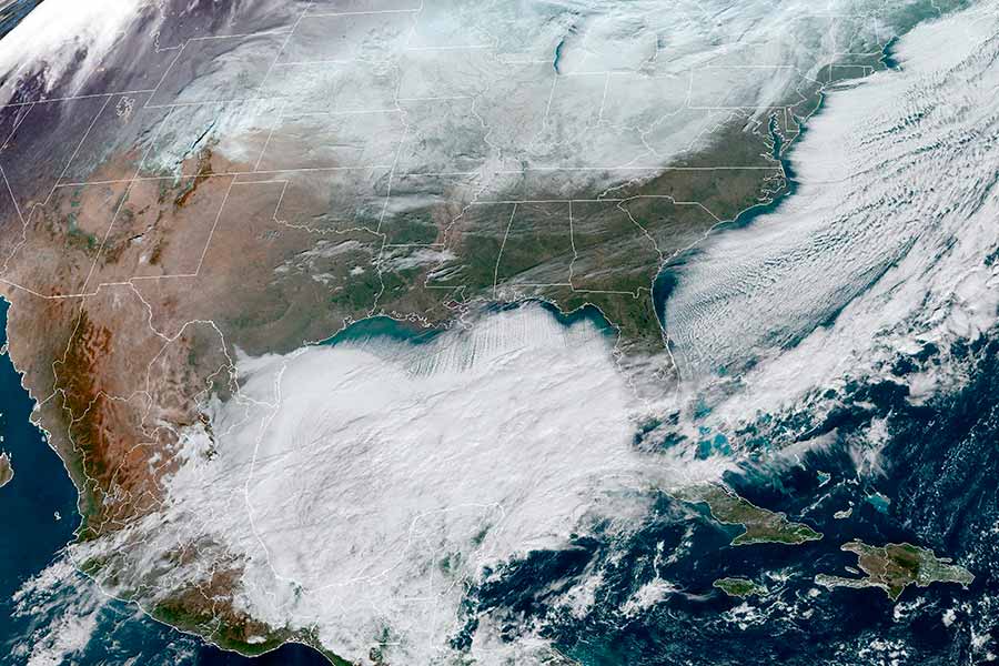 ‘বম্ব সাইক্লোনে’ উষ্ণ বায়ু দ্রুত গতিতে উপরে উঠতে উঠতে মেঘের মতো অবস্থা তৈরি করে। সে সময় বায়ুর চাপ কমতে কমতে ঝড় তৈরি করে। যা নিম্নচাপের কেন্দ্রের চারপাশে ঘড়ির কাঁটার বিপরীত দিকে সঞ্চালিত হয়।