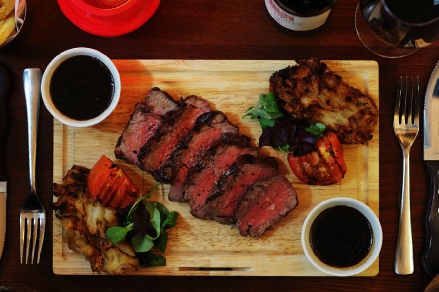 স্টেক খেতে কে না ভালবাসে! বিশেষ করে বড়দিন উপলক্ষে তো স্টেক খাওয়ার মজাই আলাদা। কিন্তু নিজের পছন্দের জিনিস খেতে গিয়ে যদি হঠাৎ বিপদে পড়তে হয়? ব্রিটেনের ‘মিলার অ্যান্ড কার্টার স্টেকহাউস’ রেস্তরাঁয় খেতে গিয়ে ভয়ানক বিপদের মুখে পড়েন কর্মী-সহ রেস্তরাঁয় উপস্থিত অতিথিরা।