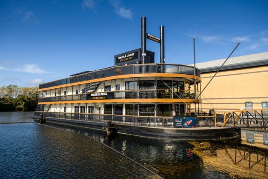 বড়দিন উদ্‌যাপন করতে ব্রিটেনের ‘মিলার অ্যান্ড কার্টার’ রেস্তরাঁয় ভিড় করেছিলেন অতিথিরা। ব্রিটেনের বিভিন্ন প্রান্তে এর প্রচুর শাখা রয়েছে। 