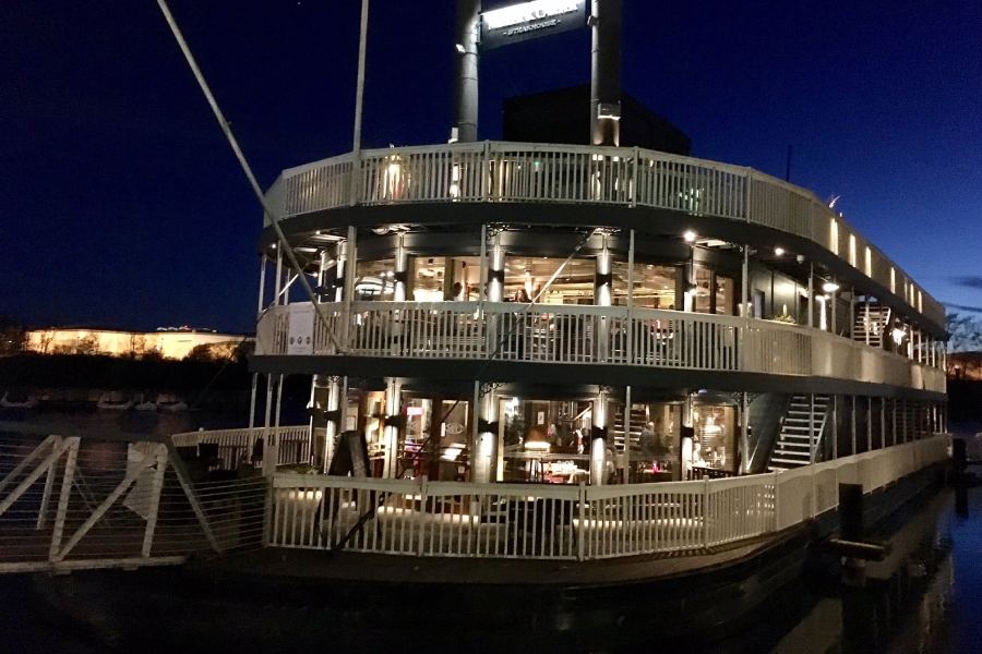 কিন্তু এসেক্সের লেকসাইড শপিং সেন্টারে যে রেস্তরাঁটি রয়েছে তা আলাদা ভাবে নজর কাড়ে। হ্রদের ধারে একটি স্টিমারের মধ্যে তৈরি করা হয়েছে লেকসাইডের এই রেস্তরাঁটি।