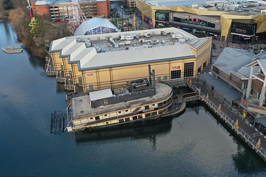 শুক্রবার সকাল থেকেই রেস্তরাঁ জুড়ে সাজ সাজ রব। অন্দরসজ্জায় বড়দিনের আমেজ ফুটে উঠেছে। মধ্যাহ্নভোজের জন্য খাবার তৈরির প্রস্তুতি তখন তুঙ্গে। ইতিমধ্যেই স্টেক খেতে হাজির হয়েছেন অনেকে।