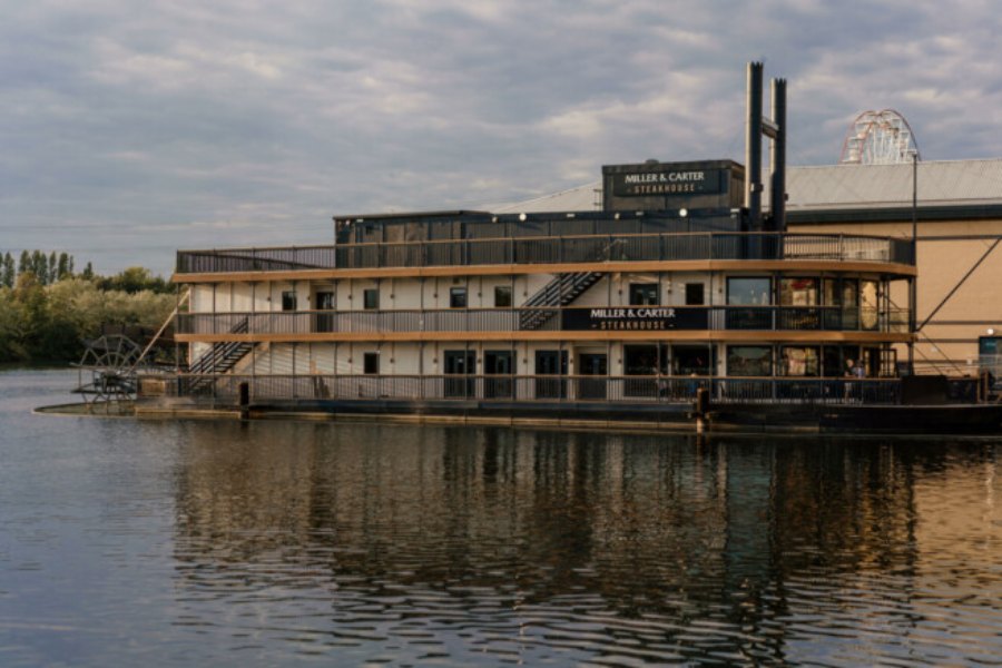 ধীরে ধীরে বেলা গড়াচ্ছে। রেস্তরাঁ তখন লোকে লোকারণ্য। খাবার পরিবেশন করাও শুরু হয়ে গিয়েছে। কিন্তু হঠাৎ রেস্তরাঁর ভিতরে সব কিছু যেন থম মেরে যায়।