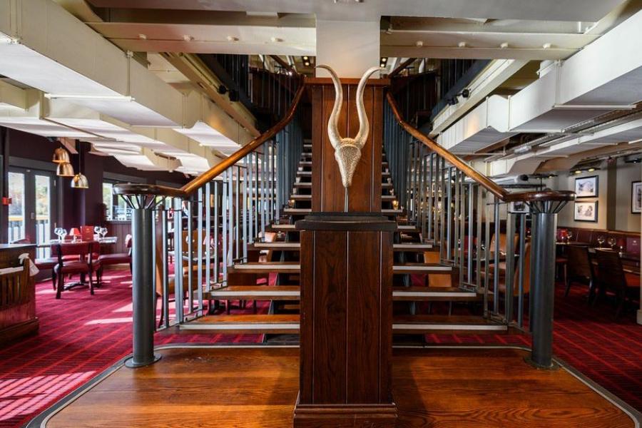 হঠাৎ করে রেস্তরাঁটি যেন এক দিকে ঝুঁকতে শুরু করে। ধীরে ধীরে হ্রদের জলে ডুবে যেতে থাকে রেস্তরাঁটি। বোঝা মাত্রই অতিথিরা ভয় পেয়ে ছোটাছুটি আরম্ভ করে দেন। 