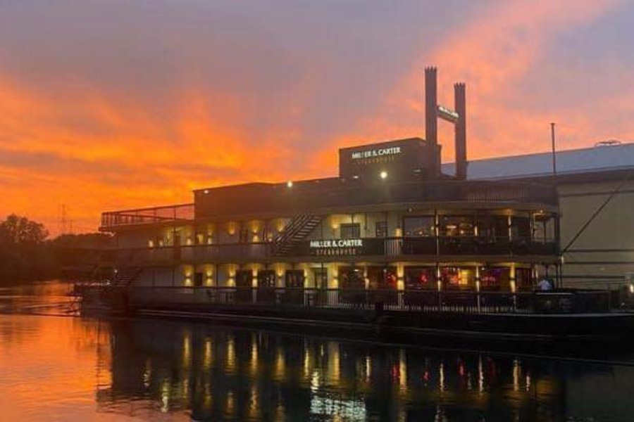 রেস্তরাঁর সামনের দিক দিয়ে ভিতরের দিকে জল ঢুকতে শুরু করে। রেস্তরাঁর কর্মীরা অতিথিদের সকলকে রেস্তরাঁর ভিতর থেকে বার করেন। 