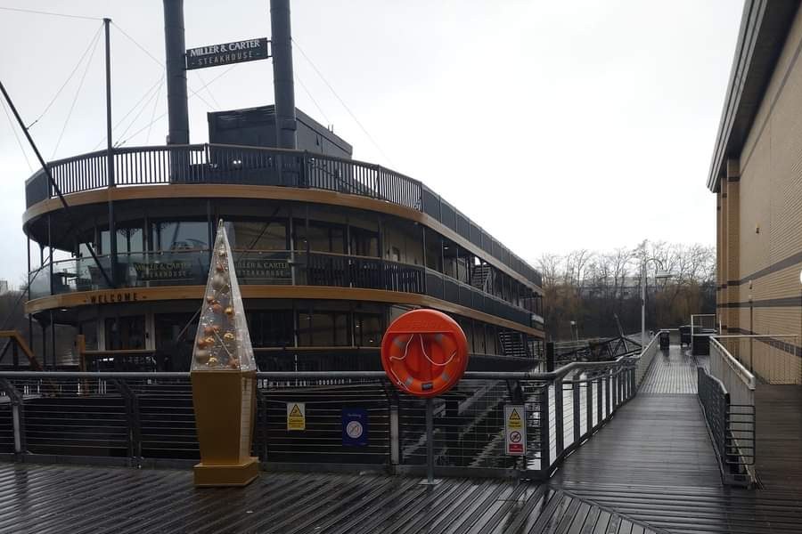 বড়দিন উপলক্ষে অনেকেই এই রেস্তরাঁয় আগে থেকে আসন সংরক্ষণ করে রেখেছিলেন। তাঁরা শেষ মুহূর্তে কোথায় খেতে যাবেন বা রেস্তরাঁর তরফে সেই অতিথিদের জন্য কোনও বিশেষ ব্যবস্থা করা হয়েছে কি না তা নিয়েও রেস্তরাঁয় যোগাযোগ করেন অতিথিরা। 