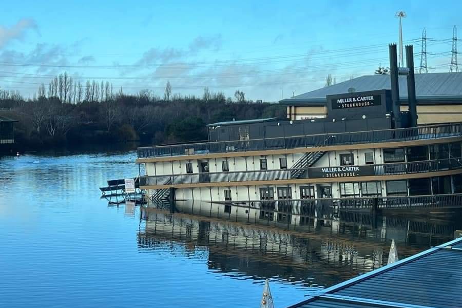 সমাজমাধ্যমে রেস্তরাঁর তরফে জানানো হয়েছে যে, এখন ফোন তোলার মতো পরিস্থিতিতেও তারা নেই। তবুও যতটা সম্ভব তাদের তরফ থেকে অতিথিদের সহায়তা করা হয়েছে। এই পরিস্থিতির জন্য ক্ষমাও চেয়েছেন তারা।