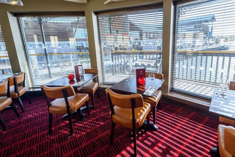 অনেকে একে ‘ডুবন্ত রেস্তরাঁ’র সঙ্গে তুলনা করেছেন। অনেকে আবার মন্তব্য করেছেন, এই ঘটনা ‘টাইটানিক’ ডোবার স্মৃতি জীবন্ত করে দিয়েছে।