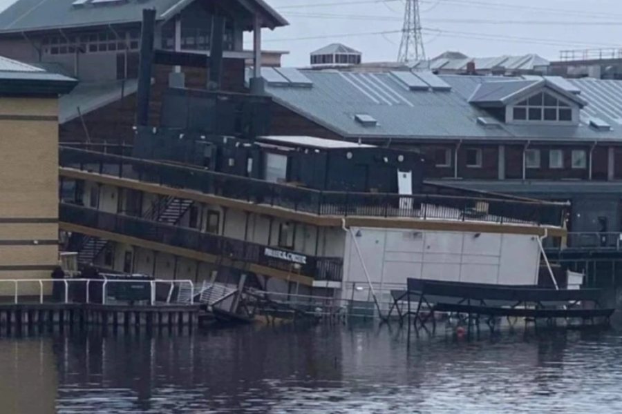 কিন্তু কেউ কেউ আবার রেস্তরাঁ কর্তৃপক্ষের উপর ক্ষোভপ্রকাশ করেছেন। রেস্তরাঁর অসাবধানতার কারণেই এমন ঘটনা ঘটেছে বলে মনে করছেন একাংশ। এমন ঘটনা উৎসবের পুরো আমেজকেই নষ্ট করে দিয়েছে বলে দাবি তাঁদের।