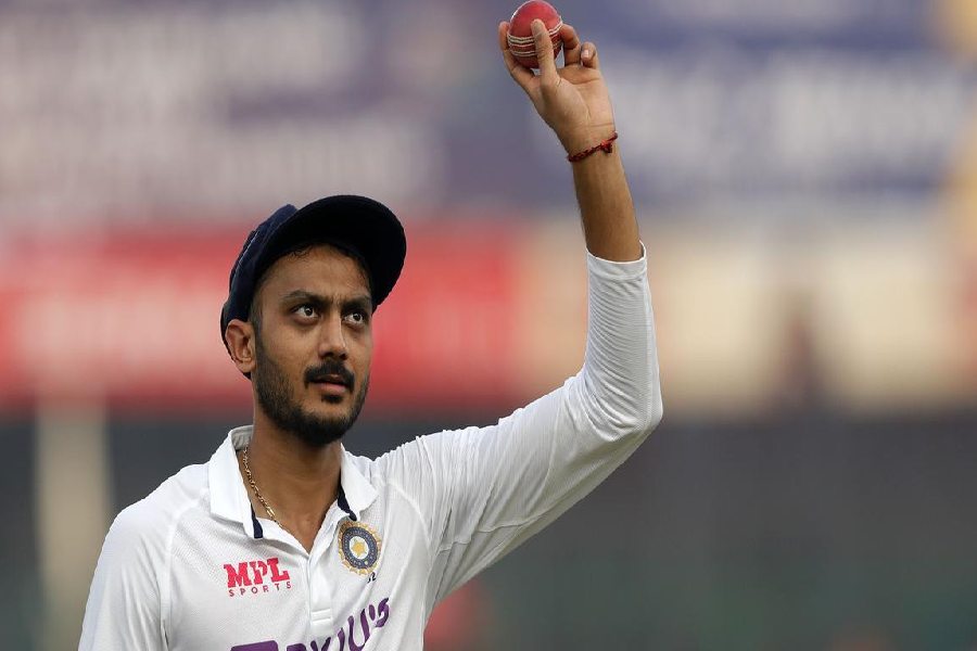 ২০২২ সালে রোহিতের নেতৃত্বে অক্ষর খেলেছেন ২টি টেস্ট। ৩টি উইকেট পেয়েছেন তিনি। তাঁর বোলিং গড় ১৯.৩৩। একাধিক টেস্ট ম্যাচে অক্ষরকে প্রথম একাদশে রাখেননি রোহিত।