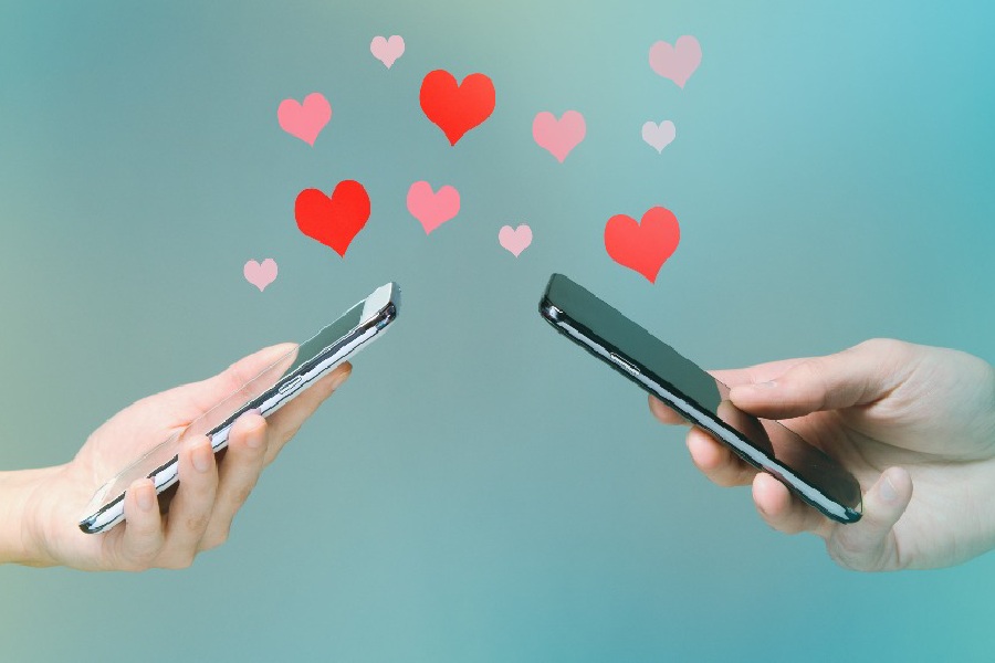 হোয়াটসঅ্যাপ, ফেসবুকের বাড়বাড়ন্তে এখন বহু দম্পতিই কথা বলেন চ্যাটে।