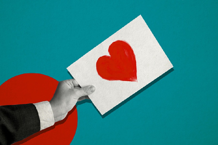 দূরত্বে তৈরি বিপ্রলম্ভ শৃঙ্গারের রস প্রেমিক কিংবা প্রেমিকার কাছে পৌঁছে দিতে প্রেমপত্রের জুড়ি মেলা ভার।