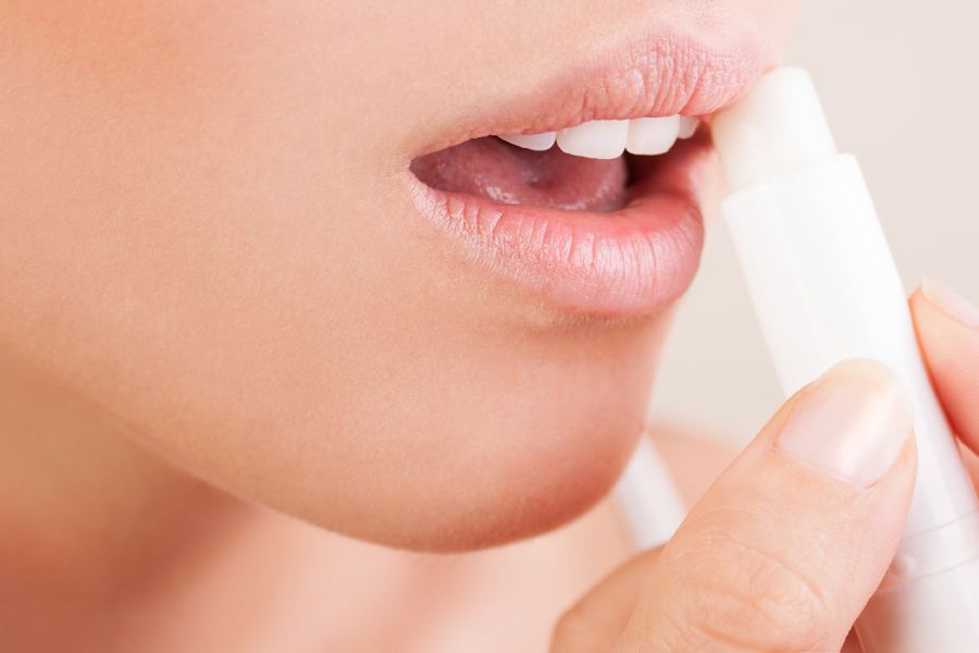 রাতে ঘুমোতে যাওয়ার আগে ঠোঁটে বাম লাগান অনেকেই।