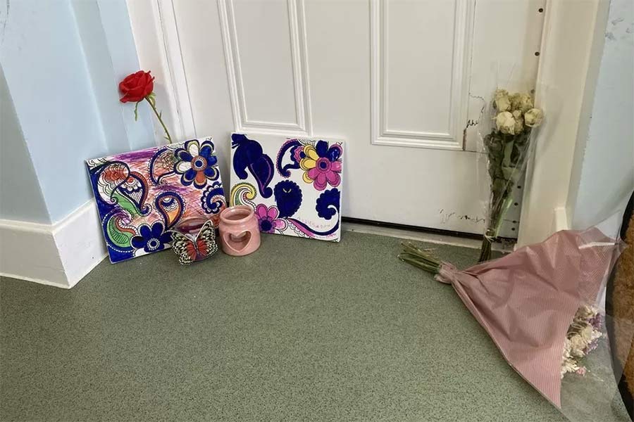 আবাসনের এক বাসিন্দা অবশ্য সংবাদমাধ্যমে দাবি করেছেন, ২০১৯ সালের গ্রীষ্মের শেষে শীলার ফ্ল্যাট থেকে দুর্গন্ধ পেয়েছিলেন তিনি। এমনকি, পোকামাকড়ও বেরোতে দেখেছিলেন। অন্য এক বাসিন্দা বলেন, ‘‘ওই প্রৌঢ়া যে নিখোঁজ, তা কেউ লক্ষই করলেন না! এটা ভেবেও আশ্চর্য লাগছে যে ওই প্রৌঢ়ার কোনও আত্মীয় ছিলেন না।’’