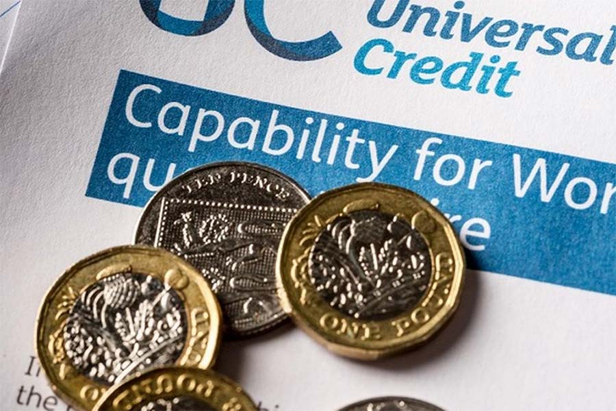 ‘ইউনিভার্সাল ক্রেডিট’-এর মতো সরকারি ব্যবস্থায় ব্রিটেনের কর্মহীন বা নিম্ন আয়ের নাগরিকদের সংসার চালাতে মাসে এক বা দু’বার অর্থসাহায্য করা হয়। তা থেকেই প্রতি মাসে শীলার অ্যাকাউন্ট থেকে ফ্ল্যাটের ভাড়া কাটছিলেন আবাসন কর্তৃপক্ষ।