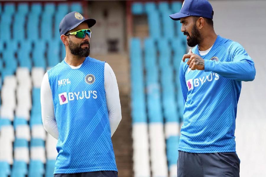 দীর্ঘ দিন বিরাটের নেতৃত্বে খেলেছেন রাহুল। প্রাক্তন অধিনায়কের ভুলে তাঁর বিরুদ্ধে সিদ্ধান্ত নিতে কি দ্বিধাগ্রস্ত হয়েছিলেন তিনি? অনেকের মতে, তা যদি হয়ে থাকে, তবে এই দ্বিধা অধিনায়কোচিত নয় একেবারেই।