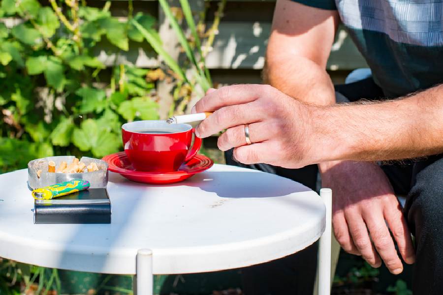 ক্যানসার থেকে রক্ষা পেতে সব রকম ধূমপানই বর্জন করতে হবে। 