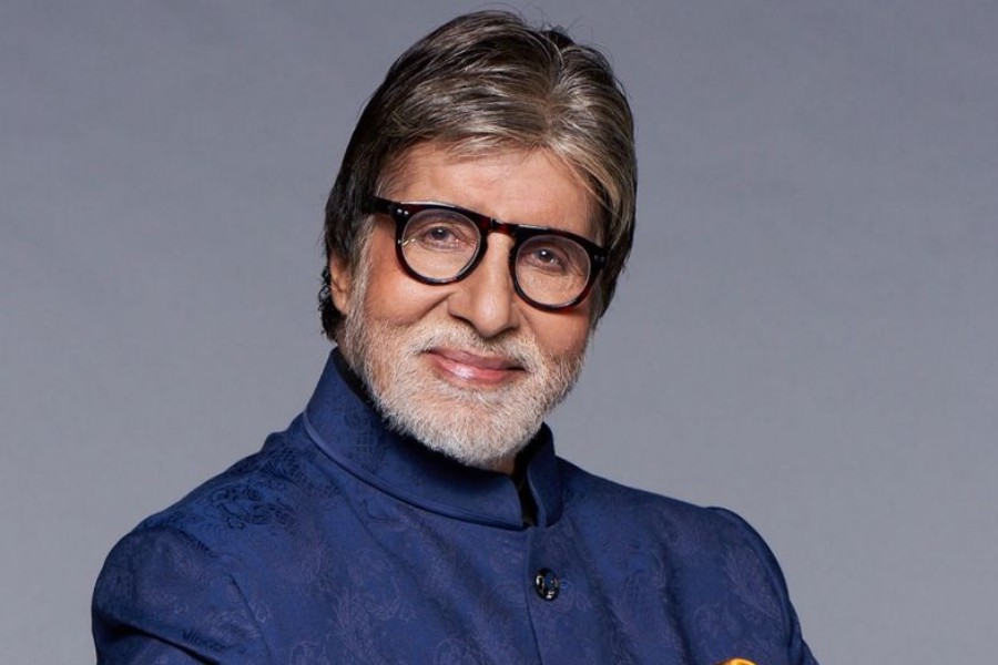 পাঁচ দশক ধরে বলিউডে রাজত্ব করে চলেছেন অমিতাভ বচ্চন। দুশোর বেশি ছবি দর্শকদের উপহার দিয়েছেন তিনি। অনুরাগীদের সংখ্যায় এখনও যে কোনও তারকাকে চ্যালেঞ্জে ফেলতে পারেন তিনি। ‘অ্যাংরি ইয়ং ম্যান’ অমিতাভকে নিয়ে বলিপাড়ায় চর্চাও কম হয় না।