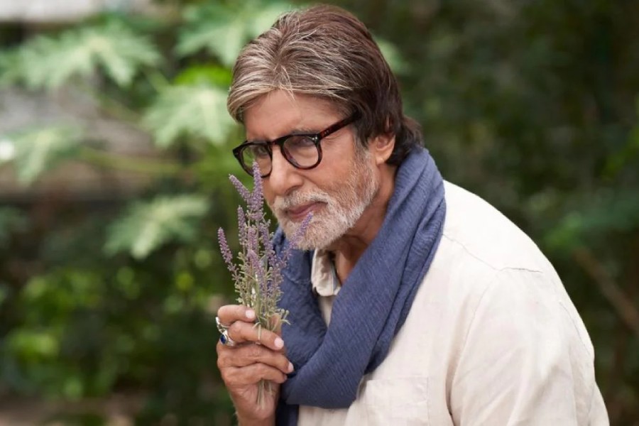 বলিপাড়ায় জনপ্রিয়তা এবং রাজনীতির সঙ্গে জড়িয়ে যাওয়ার ফলেই নাকি অমিতাভের স্বভাবে পরিবর্তন হয় বলে অনেকে মনে করেন।