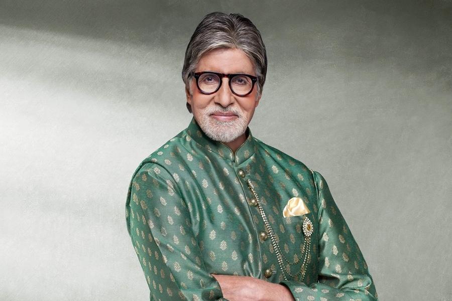 অভিনেতা কাদের খান এক সাক্ষাৎকারে জানিয়েছিলেন, অমিতাভের সঙ্গে তাঁর এক সময় খুব ভাল বন্ধুত্ব ছিল। কিন্তু হঠাৎ করেই নাকি অভিনেতা দাবি করেছিলেন যে তাঁকে ‘স্যর’ বলে সম্বোধন করতে হবে। এই ঘটনা অনেককেই অবাক করেছিল।