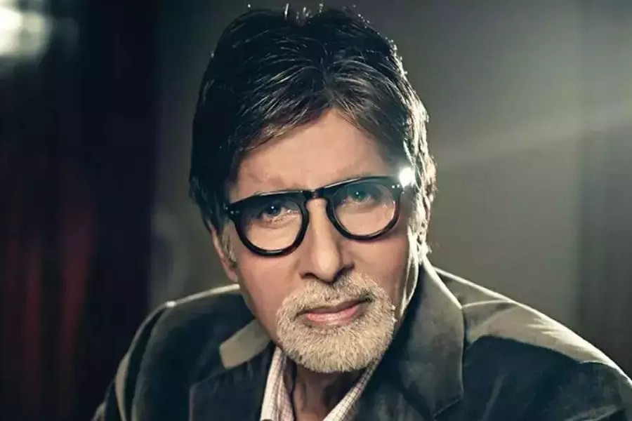 ১৯৮৮ সালে মুক্তি পেয়েছিল অ্যাকশন ঘরানার ছবি ‘শাহেনশাহ’। ইনস্পেক্টর বিজয়ের চরিত্রে অভিনয় করতে দেখা গিয়েছিল অমিতাভকে। অমিতাভ ছাড়া এই ছবিতে কাজ করেছিলেন মীনাক্ষী শেষাদ্রি, প্রাণ, প্রেম চোপড়া, কাদের খান, অমরীশ পুরী, সুপ্রিয়া পাঠক-সহ বহু তারকা।