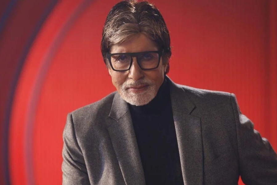 ‘শাহেনশাহ’ ছবিতে বেশির ভাগ সময় অমিতাভকে পুলিশের উর্দি পরেই দেখা গিয়েছে। কিন্তু এই পোশাক নির্বাচন নিয়েই ছবির পরিচালকের সঙ্গে ঝামেলায় জড়িয়ে পড়েন অমিতাভ।