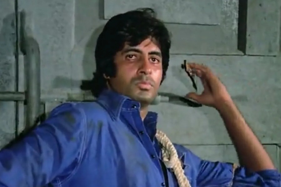 ‘শাহেনশাহ’ ছবির কাজ তখন প্রায় শেষের পথে। কিন্তু অমিতাভকে তখন অন্য ছবির কাজে বিদেশে পাড়ি দিতে হবে। অভিনেতা বাইরে চলে যাওয়ার আগে শুটিঙের কাজ পুরোপুরি শেষ করতে চাইছিলেন পরিচালক।