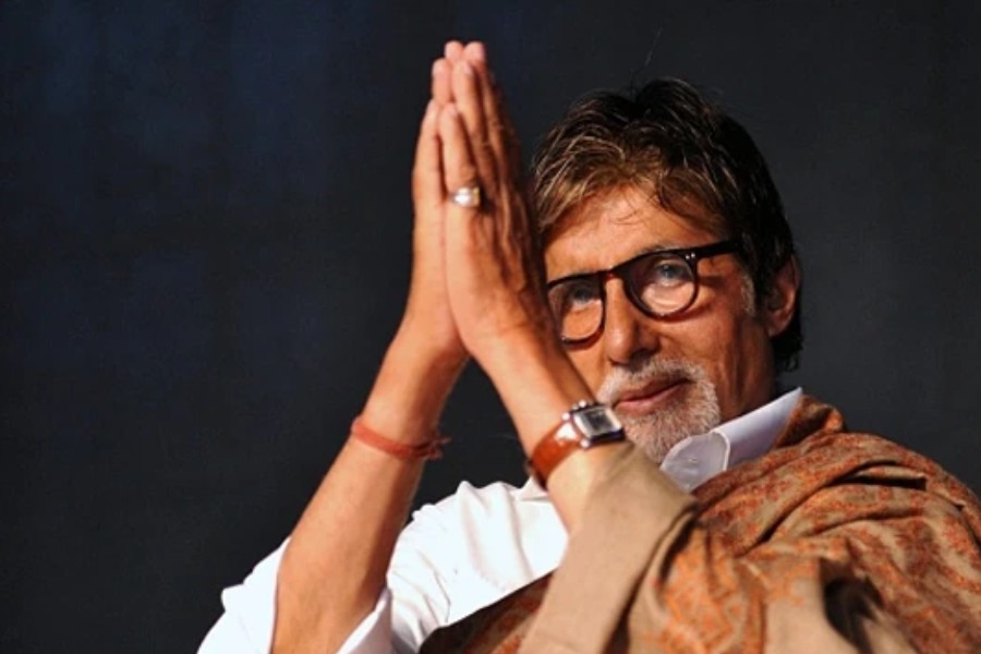 বিদেশে রওনা হওয়ার আগের দিন অমিতাভ সেটে আসেন। মেকআপ রুমে যেতেই যে পোশাক পরে অমিতাভ শুট করবেন তা পাঠিয়ে দেওয়া হয়। কিন্ত অনেকটা সময় কেটে যাওয়ার পরেও অভিনেতা নিজের মেকআপ রুম ছেড়ে বেরচ্ছিলেন না।