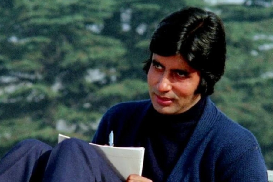 সেটে আসতে দেরি হচ্ছে দেখে অমিতাভের সঙ্গে দেখা করতে যান তিন্নু। তখন দেরি হওয়ার আসল কারণ জানতে পারেন তিনি। পুলিশ ইনস্পেক্টরের ভূমিকায় অভিনয় করছিলেন বলে অধিকাংশ দৃশ্যে অমিতাভকে উর্দি পরেই দেখা গিয়েছে। কিন্তু প্রতি দিন ওই এক পোশাক পরতে চাইছিলেন না নায়ক।