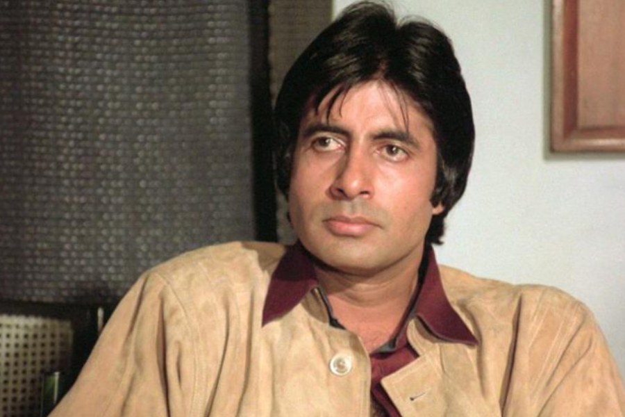 অমিতাভ এবং তিন্নুর এই বার্তালাপ ক্রমে বচসায় গড়িয়ে যায়। দু’জনেই নিজেদের কথায় অনড় থাকেন। এ দিকে শুটিঙের সময়ও পিছিয়ে যেতে থাকে। 