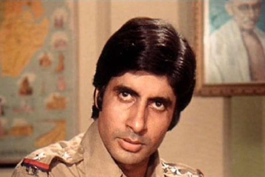 পরিস্থিতি সামলাতে সেটে পৌঁছন পরিচালকের বাবা ইন্দ্ররাজ আনন্দ। তাঁর সঙ্গে অমিতাভের পরিচিতি বহু দিনের। সেটে এসে তিনি অমিতাভকে বলেন, ‘‘পতাকার তিনটি রং আলাদা থাকলে তার আলাদা কোনও অর্থ থাকে না। কিন্তু রং তিনটি যখন পাশাপাশি রাখা হয়, তখন সারা দেশ তার জন্য মরিয়া হয়ে ওঠে।’’