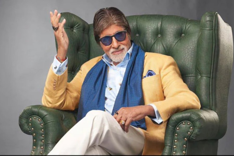 পরে অবশ্য অমিতাভকে তাঁর ইচ্ছামতো ব্লেজার পরার অনুমতিও দেন ইন্দর। কিন্তু অমিতাভ তাঁর ভুল বুঝতে পারেন। কিছু ক্ষণ পর উর্দি পরে সেটে আসেন এবং শুটিং শেষ করেন। 