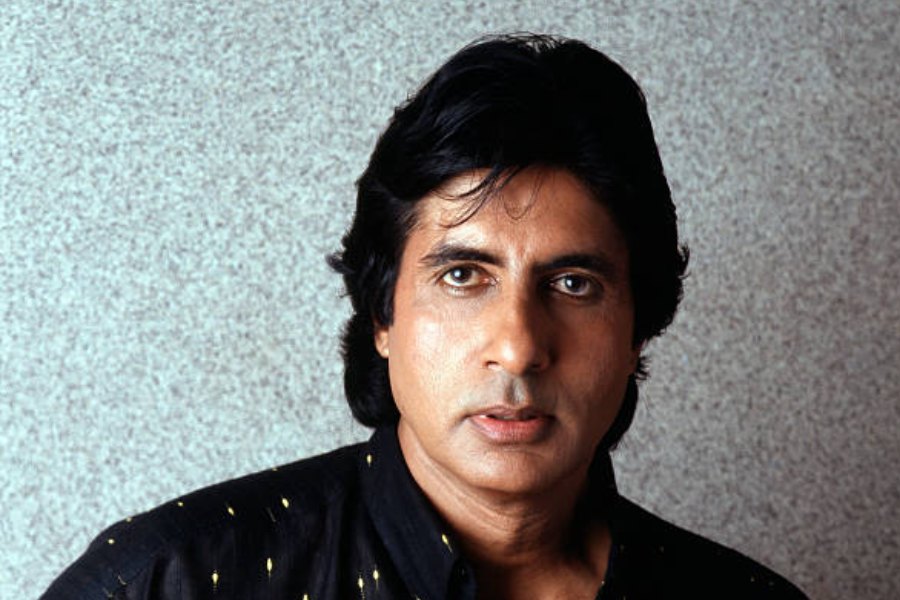 তিন্নু এবং অমিতাভের মধ্যে যে বিষয়ে দু’ঘণ্টার বেশি সময় ধরে ঝামেলা চলছিল, পরিচালকের বাবা নিমেষের মধ্যে সেই ঝামেলা মিটিয়ে ফেলেন। বলিপাড়ার অধিকাংশের দাবি, শুট করার সময় এমন ছোট ছোট বিষয় নিয়ে প্রায়ই ঝামেলা করতেন অমিতাভ। কিন্তু পরে সেই ঝামেলা মিটিয়ে দুর্দান্ত অভিনয়ের মাধ্যমে সকলের মন জিতে নিতেন তিনি।