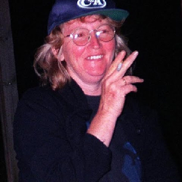 ক্যাথরিন এবং কেনের সম্পর্কের গাথা ছোট্ট রক্ষণশীল শহর টেনটারফিল্ডে অচিরেই ছড়িয়ে পড়েছিল। বারবারা গর্ভবতী হতেই তাঁকে ছেড়ে চলে যান কেন। তাঁর স্বামী বারবারা এবং ক্যাথরিন দু’জনকেই আশ্রয় দেন। মুখে মেয়ে হিসাবে মেনে নিলেও মন থেকে ক্যাথরিনকে মেয়ে হিসাবে মানতে পারেননি বারবারার স্বামী এবং পরিবারের বাকি সদস্যরা।