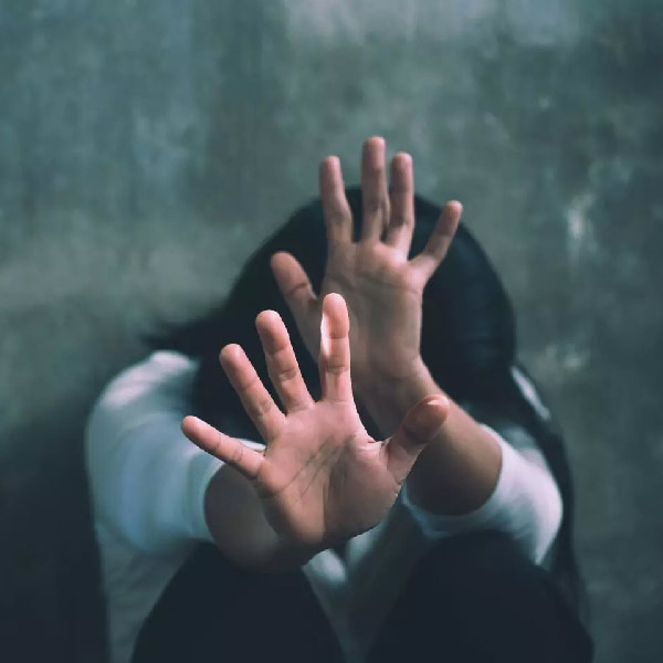 বারবারার স্বামী সারা দিন মত্ত অবস্থায় থাকতেন এবং ক্যাথরিনের সামনেই বারবারাকে দিনে একাধিক বার ধর্ষণ করতেন। ক্যাথরিন দাবি করেছিলেন, পরিবারের বেশ কয়েক জন সদস্য বছরের পর বছর তাঁকে যৌন নিপীড়ন করেছিলেন।