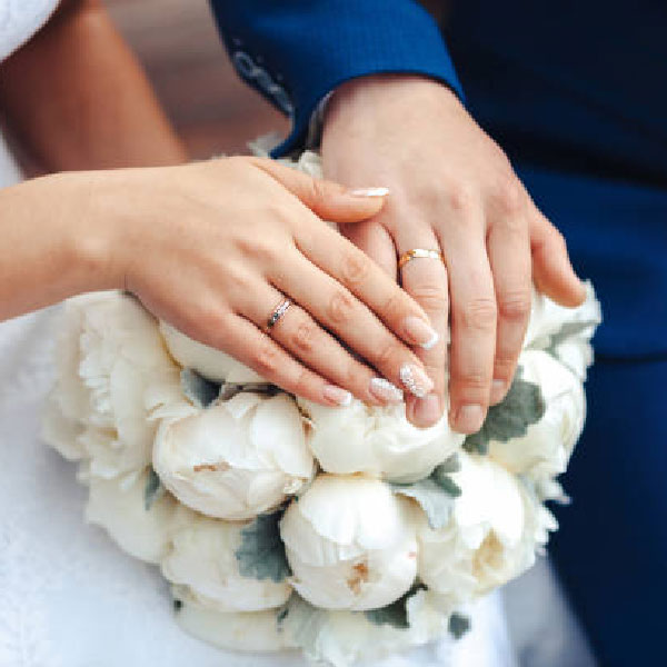 ডেভিড এবং ক্যাথরিন একে অপরকে বিয়ে করার সিদ্ধান্ত নেন। ডেভিডকে মেয়ের রণচণ্ডী রূপ সম্পর্কে আগে থেকেই জানিয়ে রেখেছিলেন মা বারবারা। ১৯৭৪ সালে, ডেভিডকে বিয়ে করেন ক্যাথরিন। তবে বিয়ের পর দিনই ডেভিডকে খুন করার চেষ্টা করেছিলেন ক্যাথরিন।