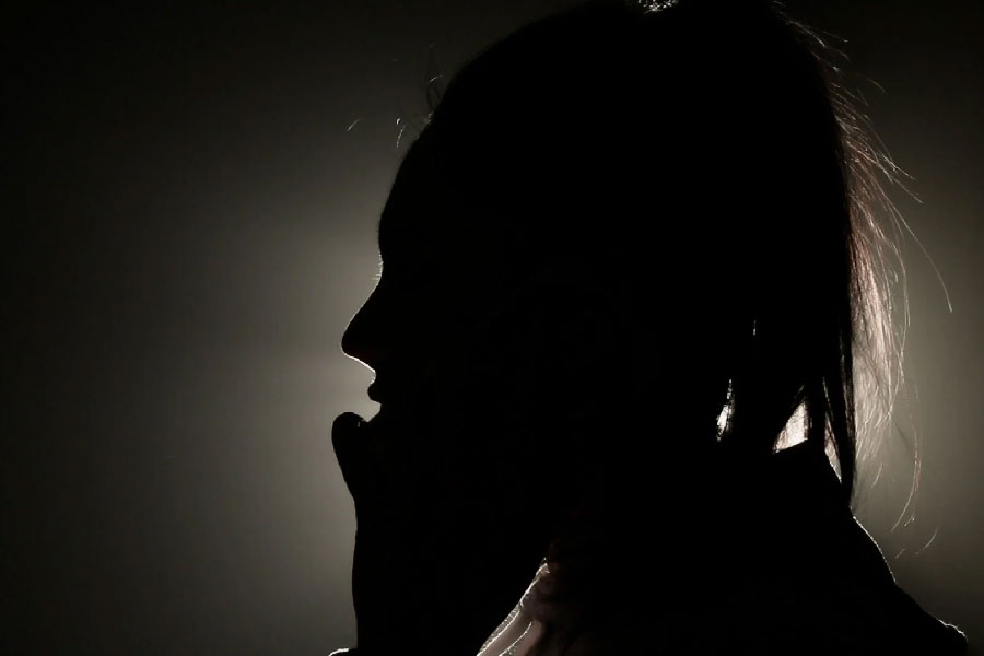 কয়েক মাসের মধ্যে, ক্যাথরিন এবং তাঁর দুই মেয়েকে নিজের বাড়িতে নিয়ে আসেন সন্ডার্স। কিন্তু সন্ডার্সকেও সব সময় সন্দেহের চোখে দেখতেন ক্যাথরিন। দ্রুত তাঁদের সম্পর্কে তিক্ততা বাড়ে। একে অপরকে মারধরও বাড়তে থাকে।