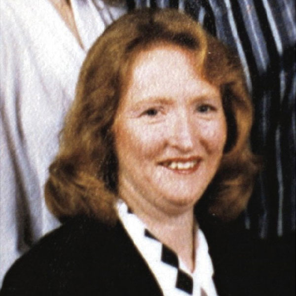 এক দিন সন্ডার্সের সামনেই তাঁর পোষা কুকুর ডিঙ্গোর গলা কেটে খুন করেন ক্যাথরিন। এর পর থেকে ক্যাথরিনকে রীতিমতো ভয় পেতে শুরু করেন সন্ডার্স। আরও এক বছর একসঙ্গে থাকেন যুগল। এক কন্যাসন্তানেরও জন্ম দেন ক্যাথরিন। মেয়ের জন্মের পর পরই এক দিন ঝামেলার সময় সন্ডার্সকে কাঁচি দিয়ে খুন করার চেষ্টা করেন ক্যাথরিন। অত্যাচার সহ্য করতে না পেরে সন্ডার্স বাড়ি ছেড়ে পালিয়ে যান।