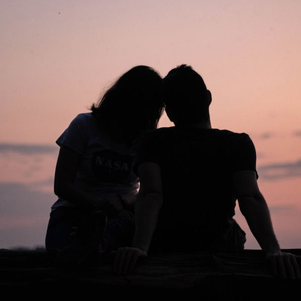 এর পর জন চিলিংওয়ার্থ নামে এক জনের সঙ্গে সম্পর্কে জড়িয়েছিলেন ক্যাথরিন। তাঁরা একসঙ্গে ৩ বছর ছিলেন এবং সেই সময় ক্যাথরিন প্রথম পুত্রসন্তানের জন্ম দেন। ক্যাথরিন এবং জনের সম্পর্ক ভালই ছিল। এর পর চার্লস থমাস প্রাইস নামে এক খনি শ্রমিকের সঙ্গে সম্পর্কে জড়িয়ে পড়েন ক্যাথরিন। আস্তে আস্তে ক্যাথরিনের সঙ্গে দূরত্ব বাড়িয়ে আলাদা থাকতে শুরু করেন জন।