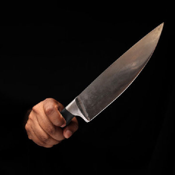 চার্লস ঘুমিয়ে পড়তেই ক্যাথরিন বিছানা থেকে উঠে রান্নাঘর থেকে একটি মাংস কাটার ছুরি নিয়ে আসেন। সেই ছুরি দিয়ে ৩৭ বার কোপ মারা হয় চার্লসের বুকে। চার্লস প্রথম আঘাতের পর জেগে উঠলেও প্রাণ বাঁচাতে পারেননি।