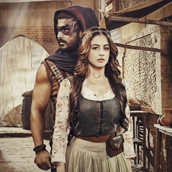 তুনিশার মায়ের অভিযোগের ভিত্তিতে গ্রেফতার করা হয় শীজ়ানকে। রবিবার মুম্বইয়ের বাসি আদালত ৪ দিনের পুলিশি হেফাজতের নির্দেশ দেয় অভিনেতাকে। ‘আলিবাবা: দাস্তান-এ-কাবুল’ ধারাবাহিকে তুনিশার বিপরীতে মুখ্য চরিত্রে অভিনয় করছিলেন তিনি।